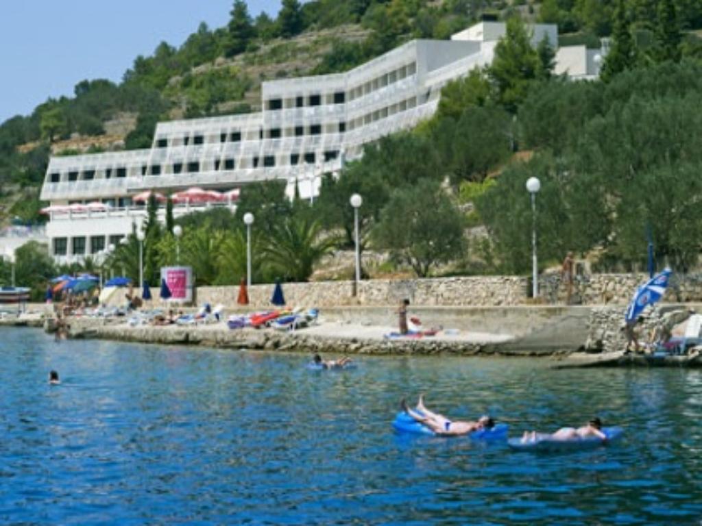 Ht. Adria, Vela Luka