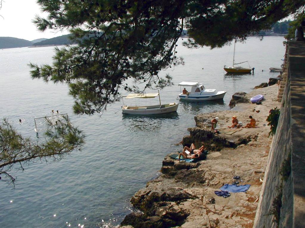 Ispod zidina, Korčula
