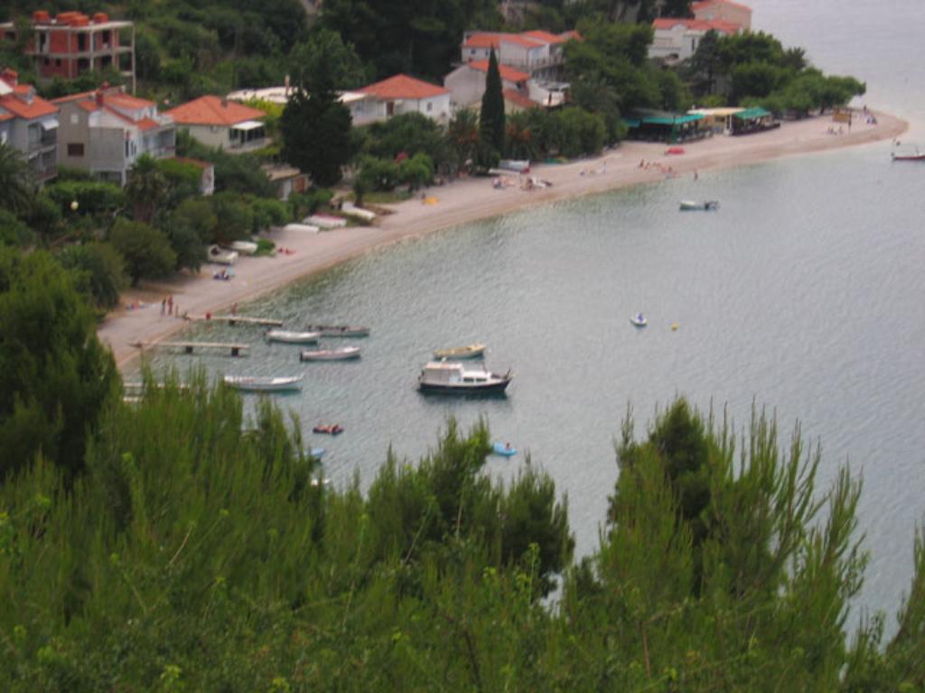 Vela Luka, Omiš