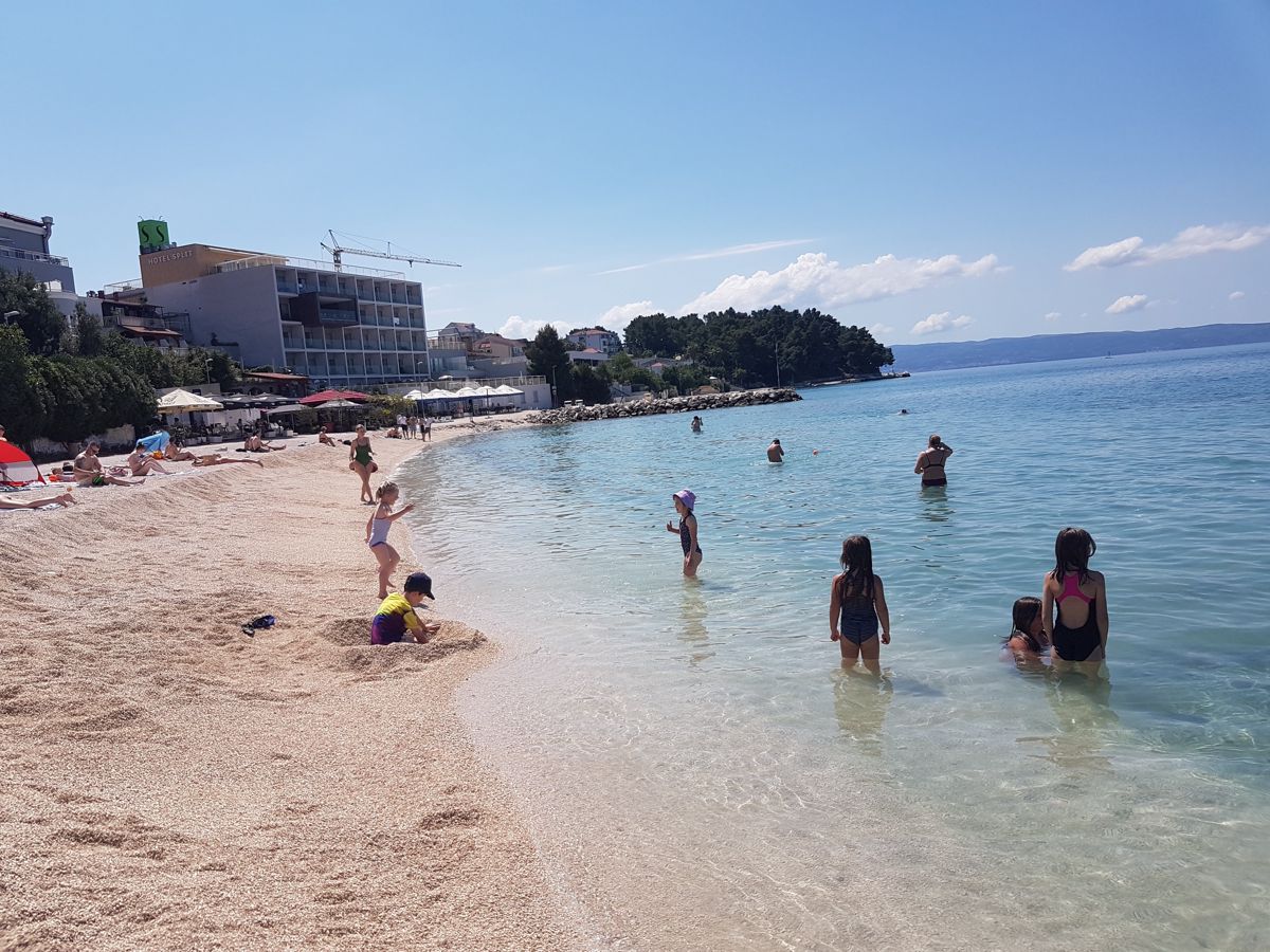 Uvala Strožanac, Podstrana