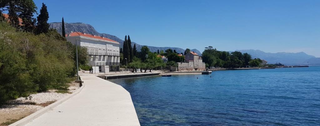 Miljenko i Dobrila, Kaštela