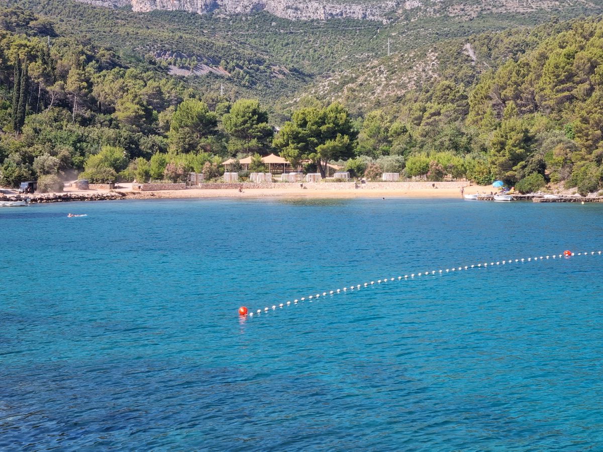 Uvala Maslinica, Hvar