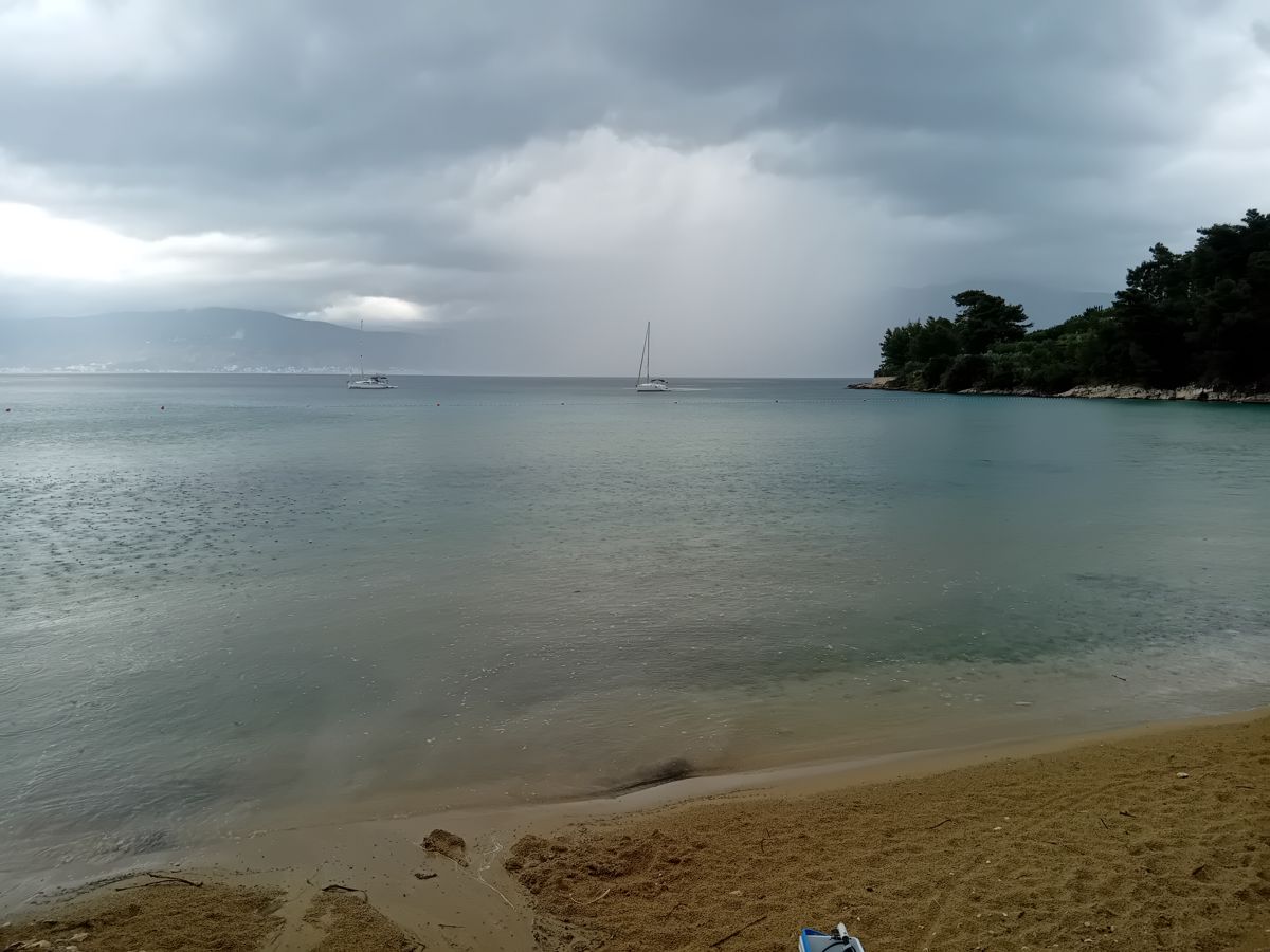 Uvala Lovrečina, Postira