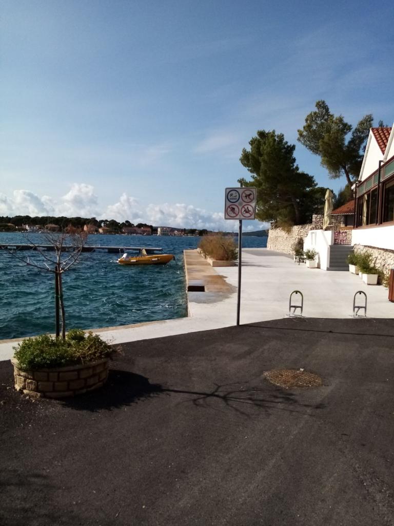 Brodarica, Zlatna ribica, Šibenik