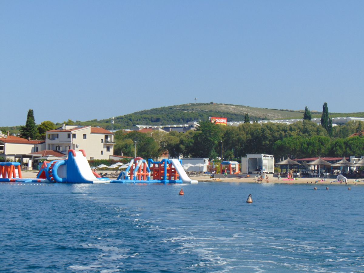ispod apartmanskog naselja, Sveti Filip i Jakov
