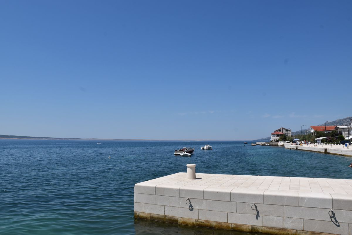 Ispred Crkve Sv. Jurja, Starigrad