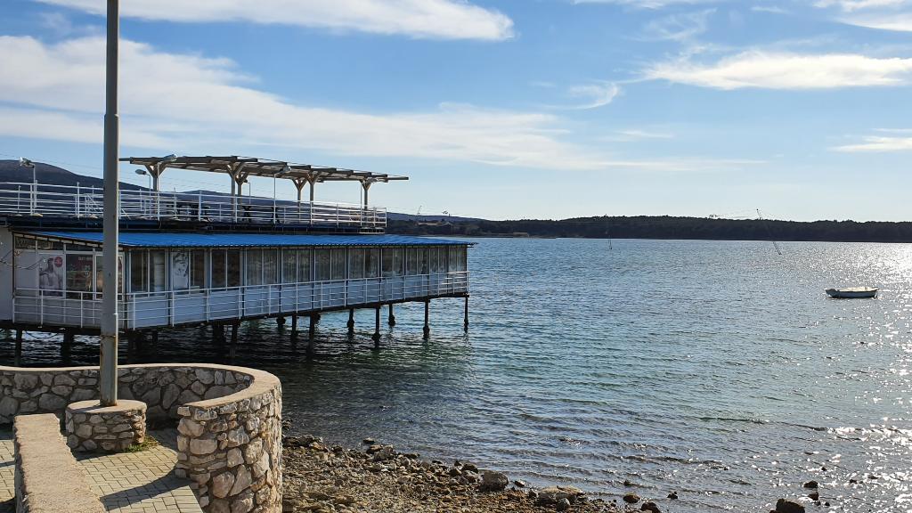 Uvala Malo more, Otok Krk