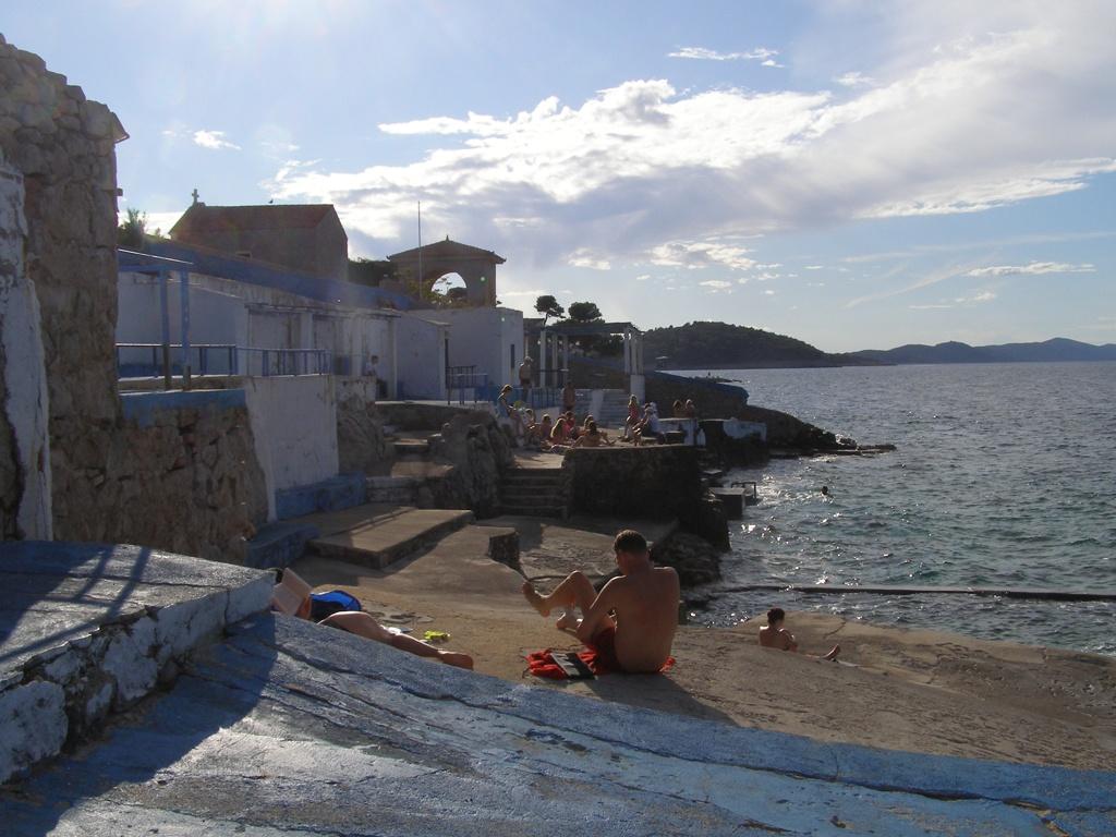 Dječja bolnica Lošinj, Otok Lošinj