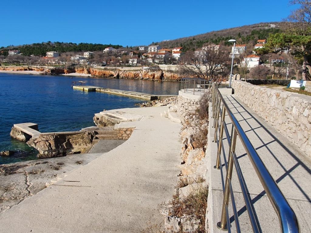 Povile - ispod bungalova na obali, Novi Vinodolski