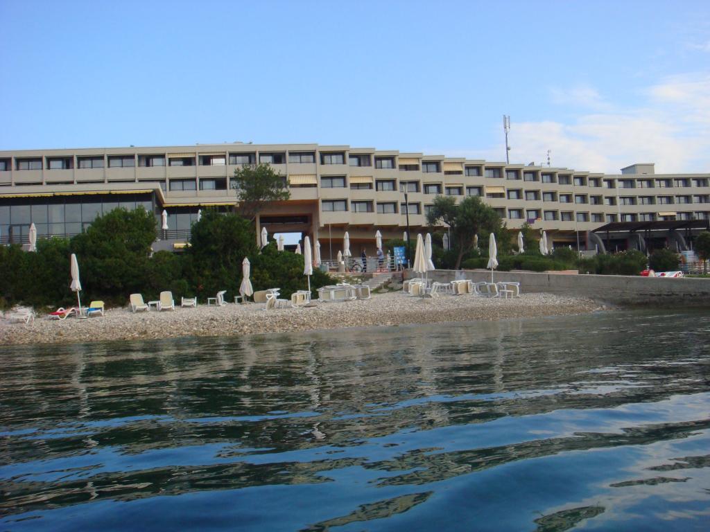 Crveni otok - Ispod vanjskih bazena, Rovinj